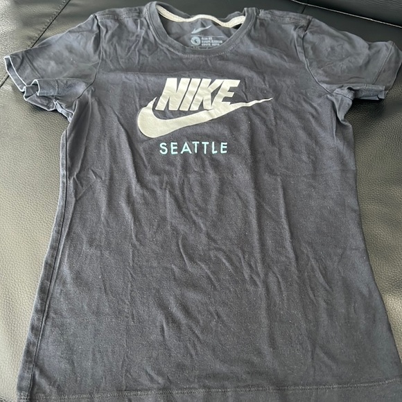 Nike Small Slim Fit T-Shirt - Picture 1 of 3